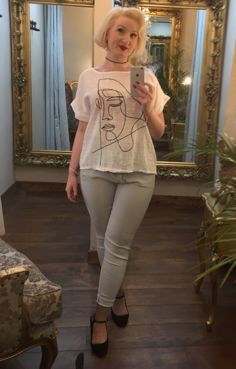 Face T White
