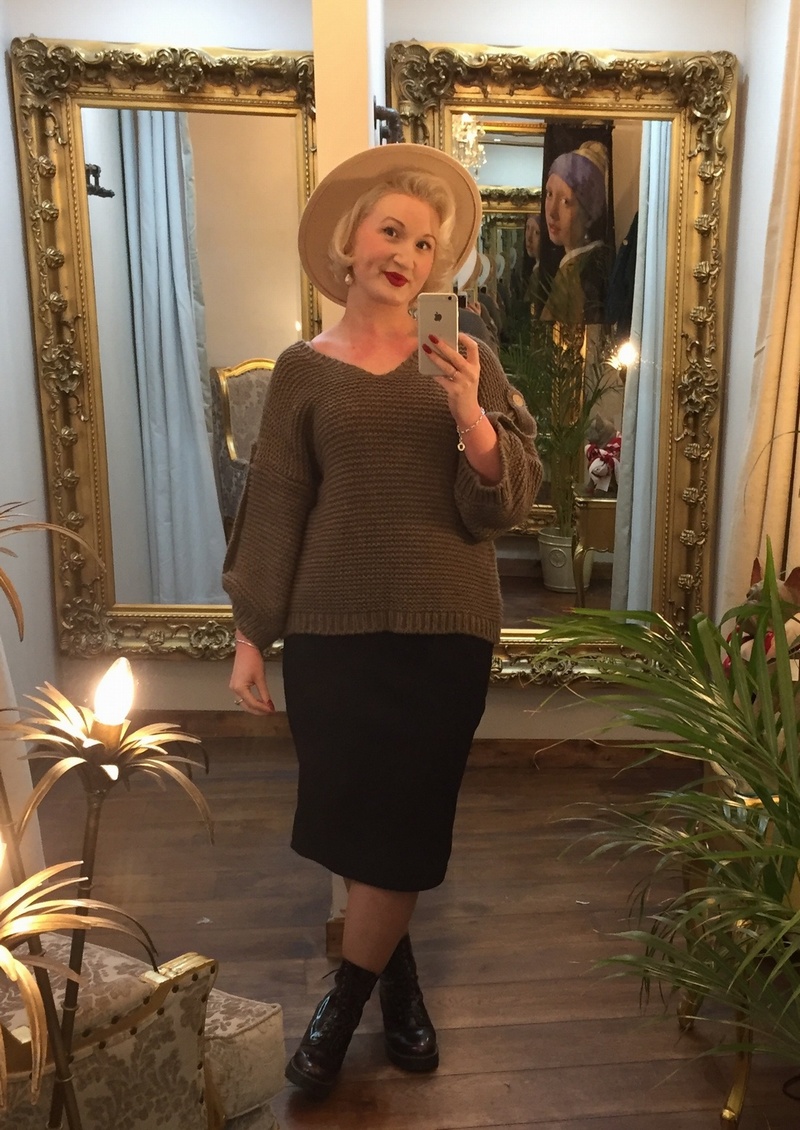 Button Arm Knit Brown