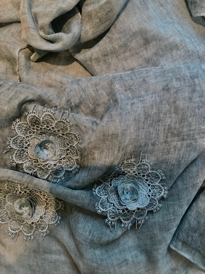 Appliqué Flower Faded Grey