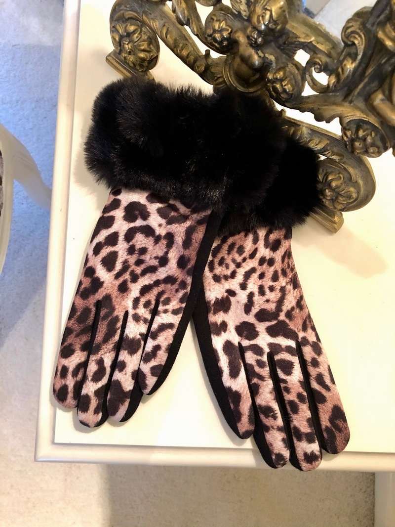 Beautiful Leopard Design Faux Fur Gloves