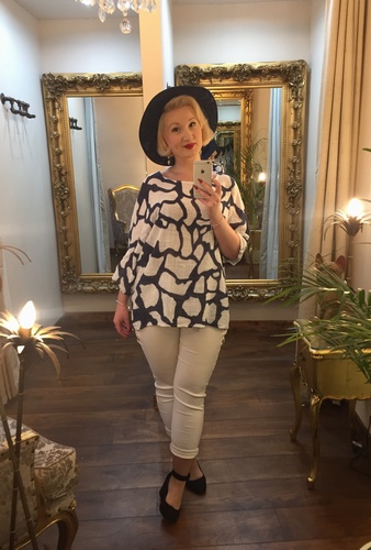 Mary T Top White/Navy